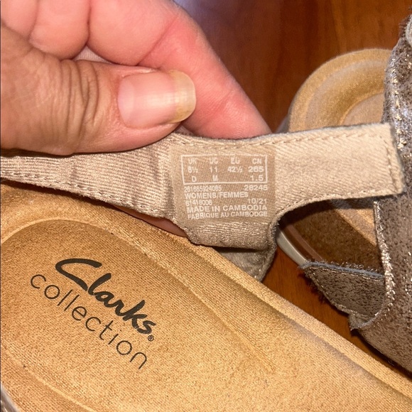 Clarks Women's Metallic Cross-Strap Sandals - Picture 9 of 9
